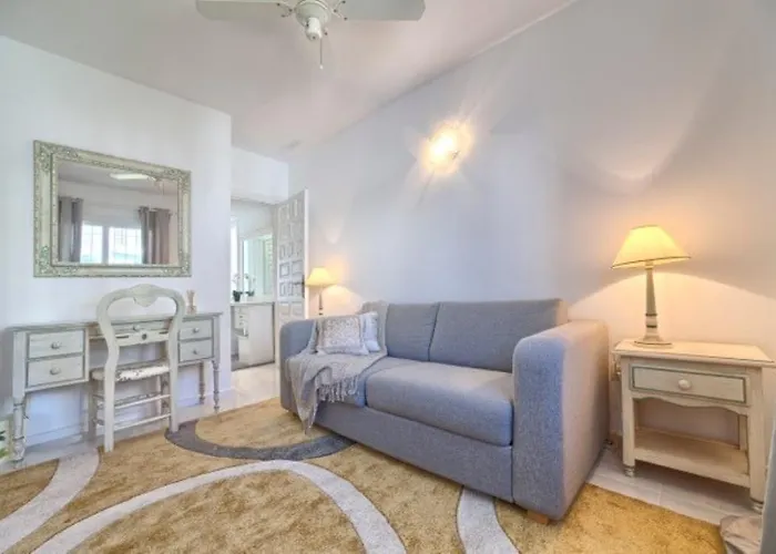 Pueblo Cortes Del Golf * Естепона